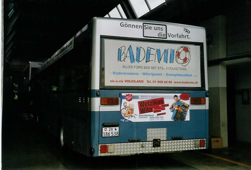 (068'530) - VZO Gr�ningen - Nr. 38/ZH 186'538 - Mercedes am 19. Juni 2004 in Gr�ningen, Garage