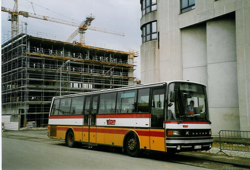 (069'215) - TPN Nyon - VD 1200 - Setra am 8. Juli 2004 beim Bahnhof Nyon