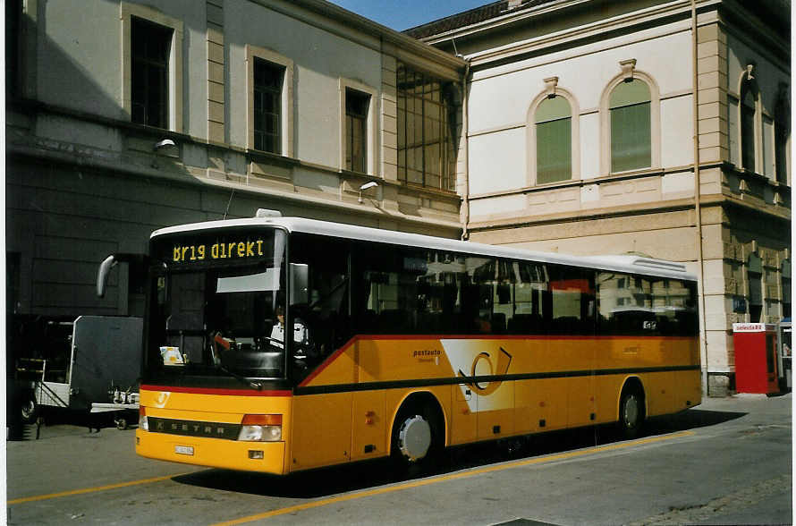 (069'818) - PostAuto Oberwallis - VS 241'984 - Setra (ex P 26'019) am 31. Juli 2004 beim Bahnhof Brig