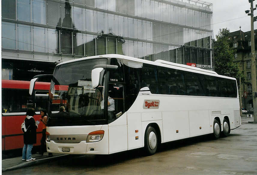 (069'936) - EvoBus, Kloten - ZH 482'618 - Setra am 19. August 2004 beim Bahnhof Bern (Einsatz Dysli)