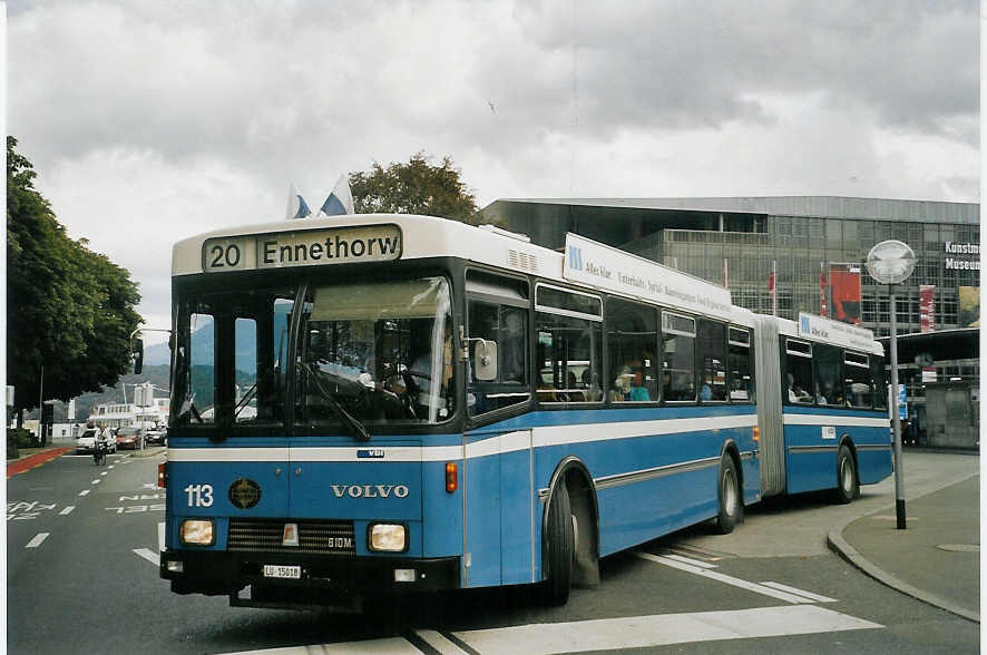 (070'223) - VBL Luzern - Nr. 113/LU 15'018 - Volvo/R&J am 21. August 2004 beim Bahnhof Luzern