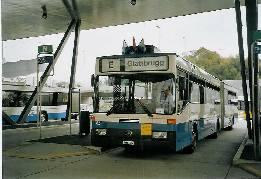 (070'802) - Welti-Furrer, Z�rich - Nr. 82/ZH 661'182 - Mercedes (ex VBZ Z�rich Nr. 571) am 11. September 2004 in Z�rich, Flughafen