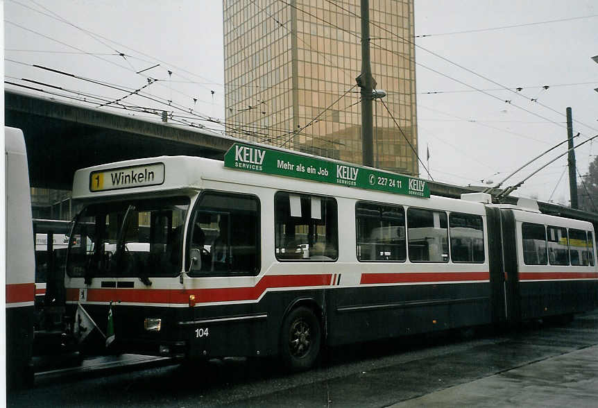 (071'926) - VBSG St. Gallen - Nr. 104 - Saurer/Hess Gelenktrolleybus am 11. Oktober 2004 beim Bahnhof St. Gallen