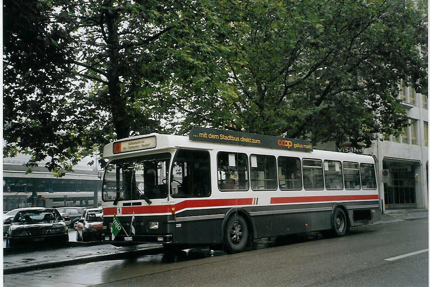 (072'023) - VBSG St. Gallen - Nr. 220/SG 141'220 - Saurer/Hess am 11. Oktober 2004 beim Bahnhof St. Gallen