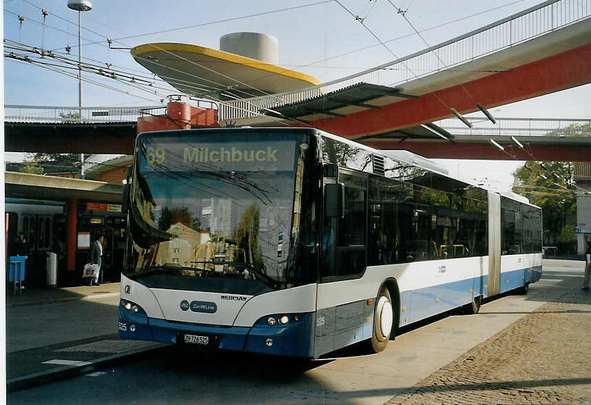 (072'226) - VBZ Z�rich - Nr. 525/ZH 726'525 - Neoplan am 23. Oktober 2004 in Z�rich, Bucheggplatz