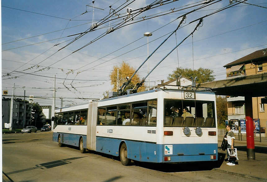 (072'231) - VBZ Z�rich - Nr. 5 - Mercedes Gelenktrolleybus am 23. Oktober 2004 in Z�rich, Bucheggplatz
