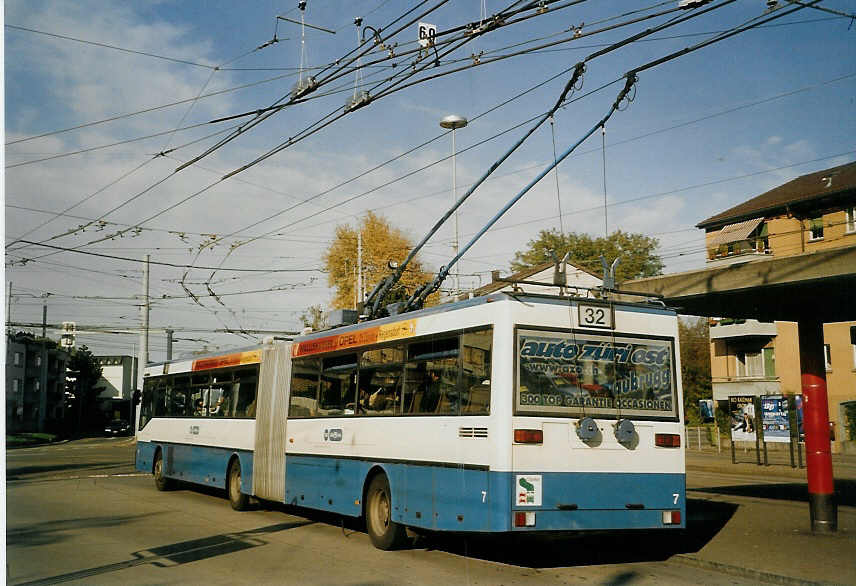 (072'235) - VBZ Z�rich - Nr. 7 - Mercedes Gelenktrolleybus am 23. Oktober 2004 in Z�rich, Bucheggplatz