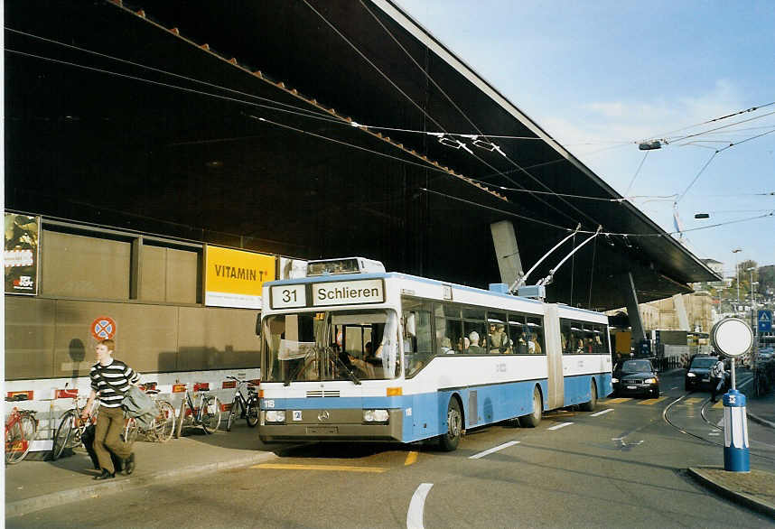 (072'301) - VBZ Z�rich - Nr. 118 - Mercedes Gelenktrolleybus am 23. Oktober 2004 beim Bahnhof Z�rich