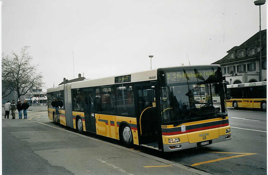 (073'126) - STI Thun - Nr. 105/BE 577'109 - MAN am 12. Dezember 2004 beim Bahnhof Thun