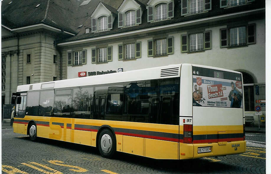 (073'135) - STI Thun - Nr. 97/BE 577'097 - MAN am 12. Dezember 2004 beim Bahnhof Thun