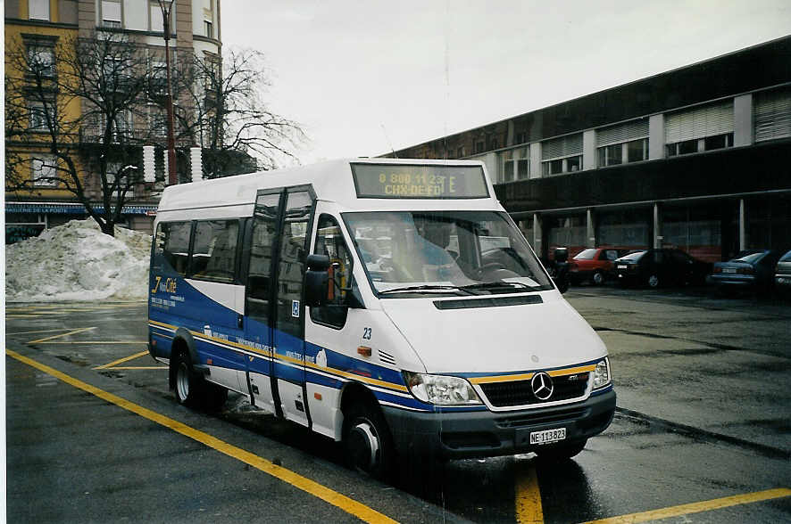 (073'512) - MobiCit�, La Chaux-de-Fonds - Nr. 23/NE 113'823 - Mercedes am 1. Januar 2005 beim Bahnhof La Chaux-de-Fonds