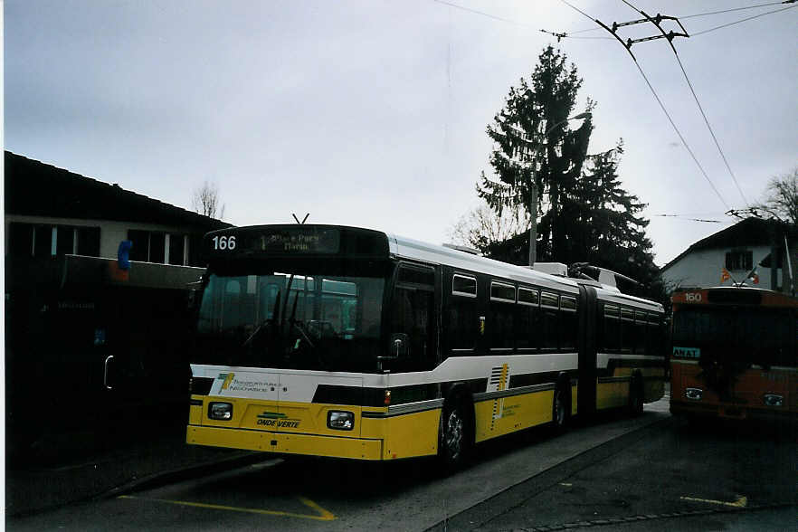 (074'125) - TN Neuch�tel - Nr. 166 - FBW/Hess Gelenktrolleybus am 16. Januar 2005 in Cormondr�che, Trolleybus-Endstation