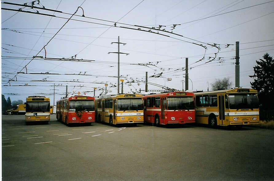 (074'234) - TN Neuch�tel - Nr. 101 - NAW/Hess + Nr. 160 (ex Nr. 60) + Nr. 155 (ex Nr. 55) + Nr. 154 (ex Nr. 54) + Nr. 151 (ex Nr. 51) - FBW/Hess Gelenktrolleybusse am 16. Januar 2005 in Marin, D�p�t 