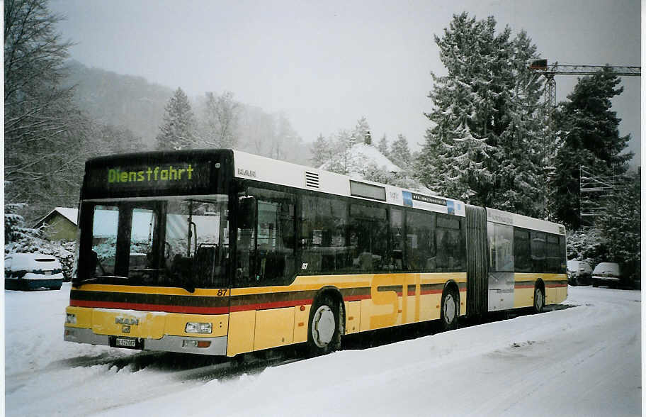 (074'307) - STI Thun - Nr. 87/BE 572'087 - MAN am 23. Januar 2005 bei der Schiffl�ndte Thun