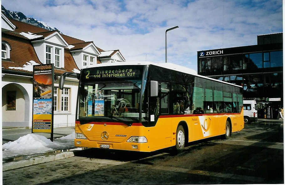 (074'412) - PostAuto Berner Oberland - BE 614'044 - Mercedes am 6. Februar 2005 beim Bahnhof Interlaken Ost