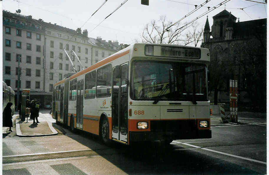 (074'904) - TPG Gen�ve - Nr. 688 - NAW/Hess Gelenktrolleybus am 24. Februar 2005 beim Bahnhof Gen�ve
