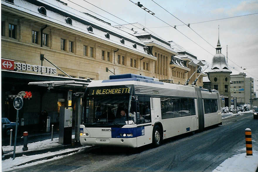(075'432) - TL Lausanne - Nr. 800/VD 1413 - Neoplan Gelenkduobus am 6. M�rz 2005 beim Bahnhof Lausanne