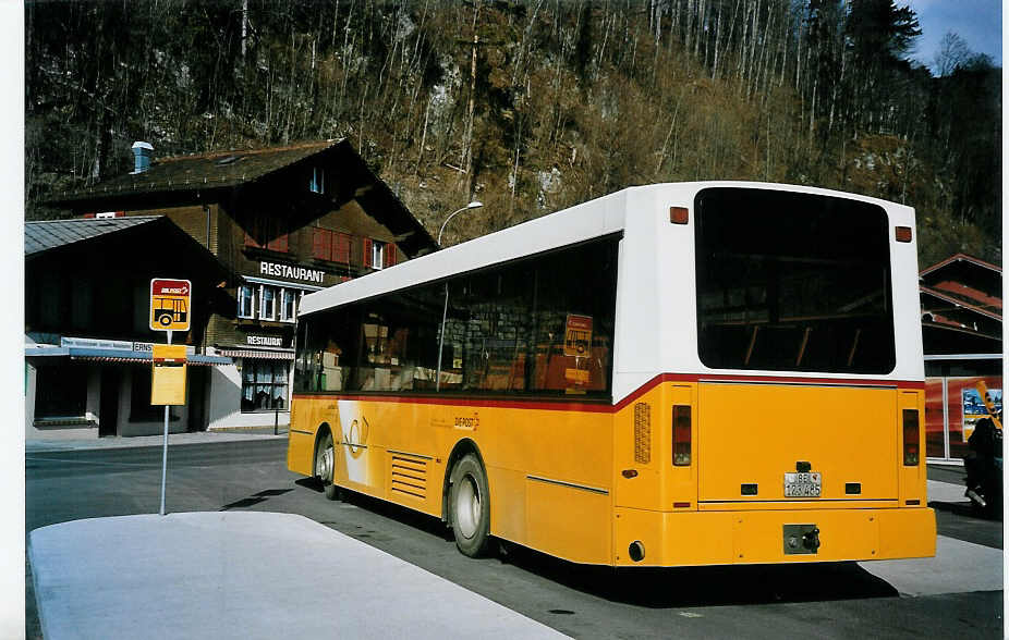 (075'636) - AVBB Schwanden - Nr. 1/BE 123'485 - Volvo/Berkhof am 12. Mrz 2005 beim Bahnhof Brienz