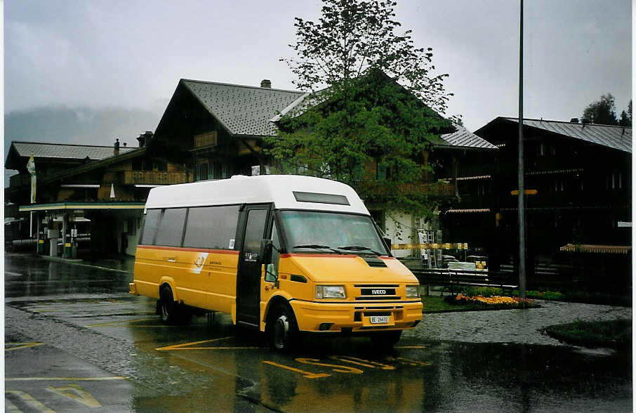 (076'603) - K�bli, Gstaad - BE 26'632 - Iveco am 16. Mai 2005 beim Bahnhof Gstaad