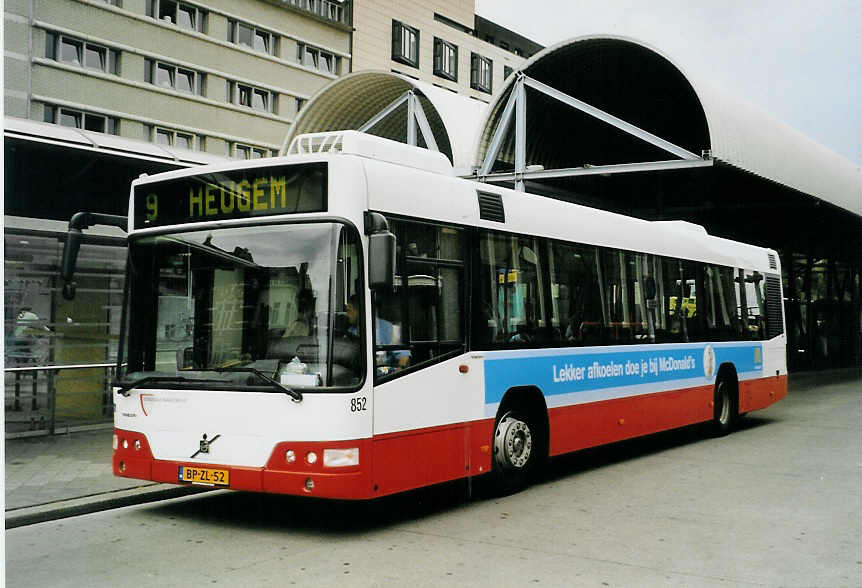 (079'020) - Stadsbus, Maastricht - Nr. 852/BP-ZL-52 - Volvo am 23. Juli 2005 beim Bahnhof Maastricht