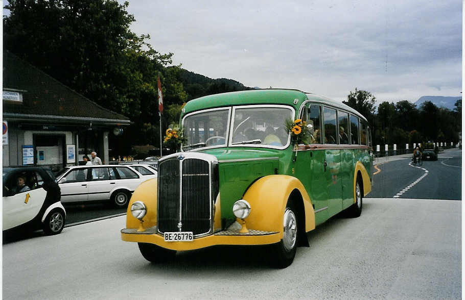 (080'607) - STI Thun - Nr. 15/BE 26'776 - Saurer/Gangloff (ex AvH Heimenschwand Nr. 5) am 29. September 2005 beim Bahnhof Thun