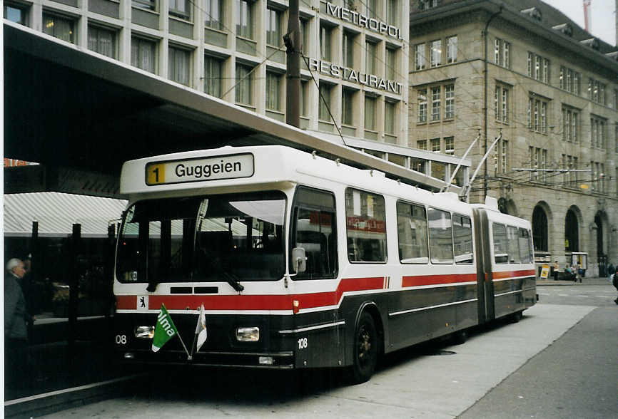 (080'819) - VBSG St. Gallen - Nr. 108 - Saurer/Hess Gelenktrolleybus am 18. Oktober 2005 beim Bahnhof St. Gallen