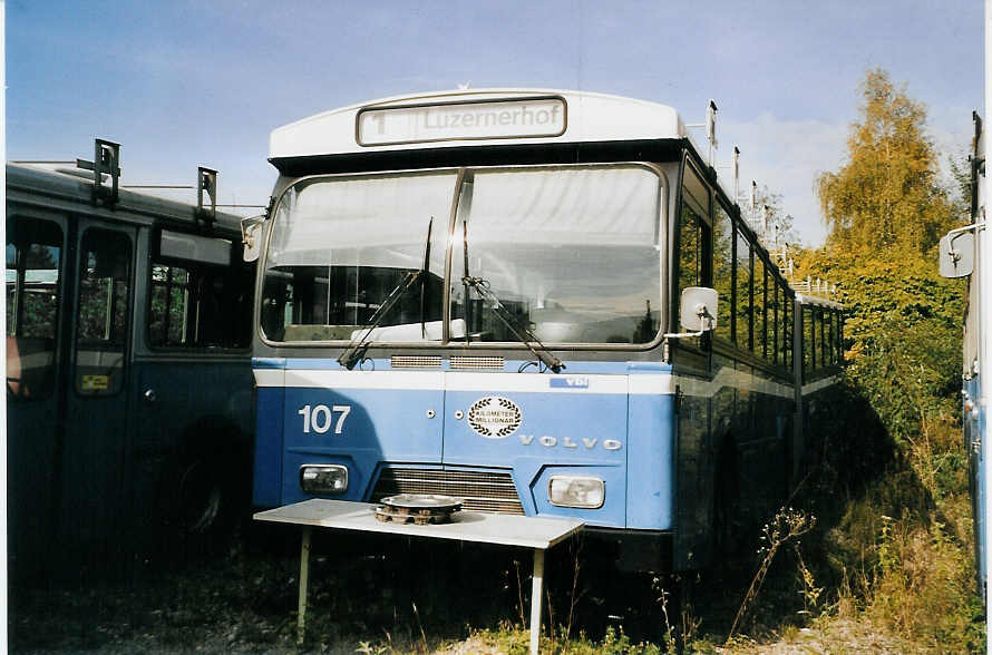 (081'137) - VBL Luzern - Nr. 107 - Volvo/Hess am 20. Oktober 2005 in Nfels