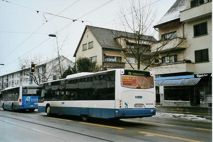 (081'632) - VBZ Z�rich - Nr. 251/ZH 726'251 - Neoplan am 28. November 2005 beim Bahnhof Z�rich-Seebach