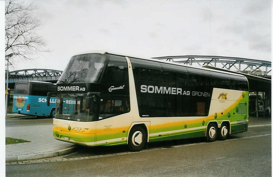 (081'716) - Aus der Schweiz: Sommer, Gr�nen - BE 71'702 - Neoplan am 3. Dezember 2005 beim Bahnhof Freiburg
