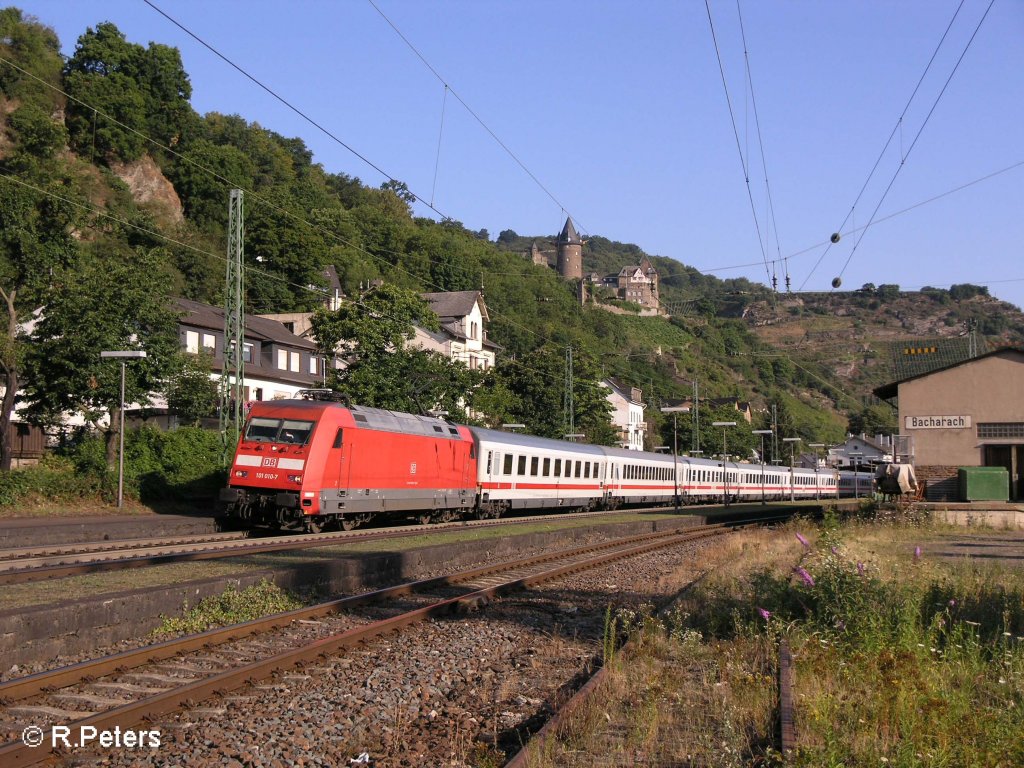 101 010-2 durchfhrt Bacharach mit den IC 2319 Mnster – Stuttgart. 24.07.08
