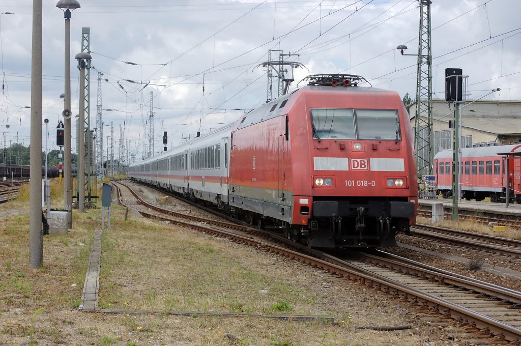 101 018-0 mit dem IC 141 nach Berlin-Ostbahnhof bei der Einfahrt in den Bahnhof Stendal. 30.07.2010
