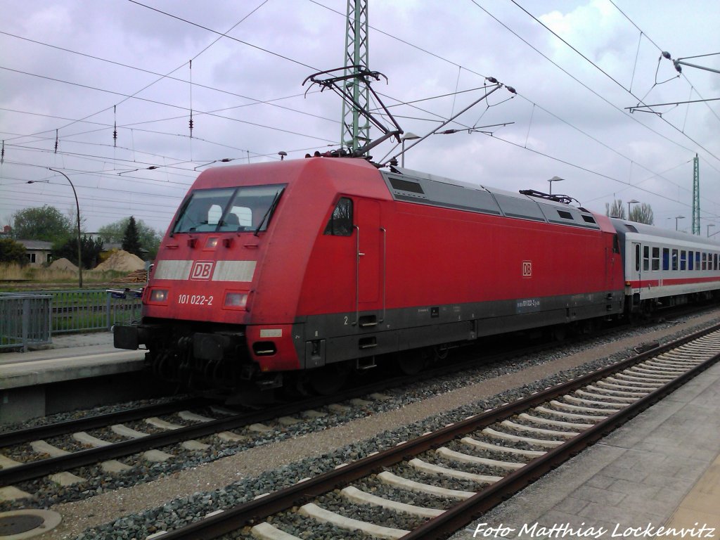 101 022-2 mit Intercity im Bahnhof Bergen auf R�gen am 11.5.13