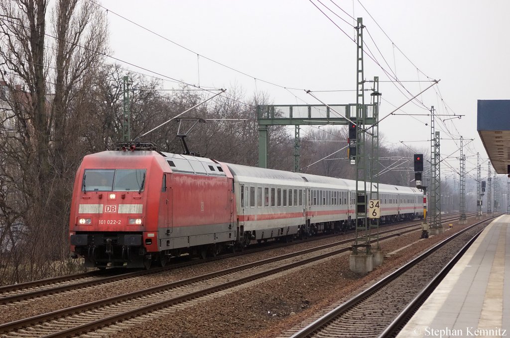 101 022-2 mit einer leeren IC Garnitur in Berlin Jungfernheide in Richtung Berlin Beusselstrae unterwegs. 18.02.2011