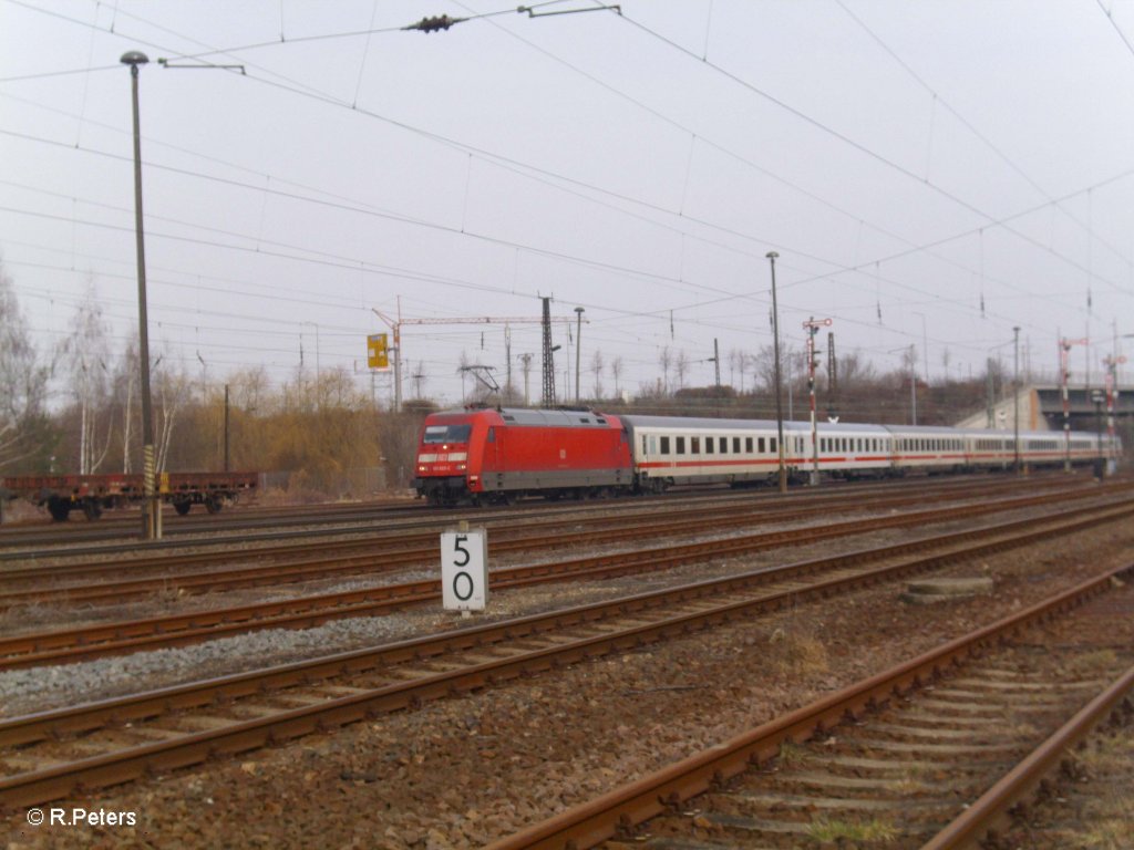 101 022-2 schiebt ein leeren IC durch Leipzig Schnefeld. 12.03.11