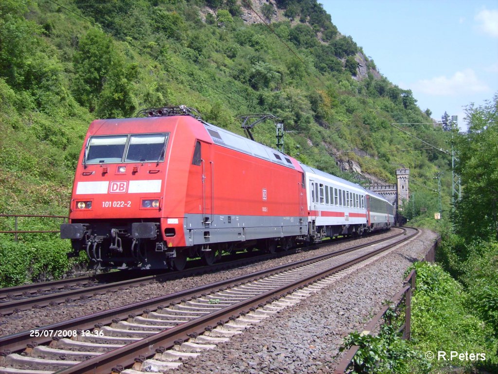 101 022-2 verlsst den Tunnel von ST.Goars mit den EC 101/103 Hamburg-Chur
. 25.07.08