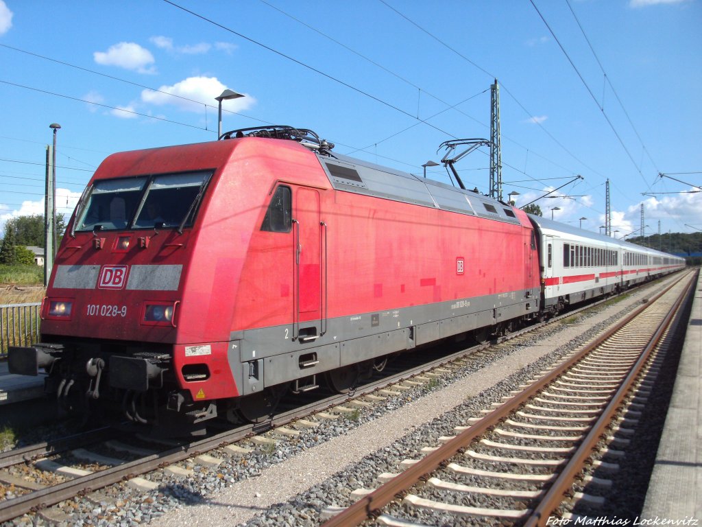 101 028-9 mit dem IC 2213 im Bahnhof Bergen auf R�gen am 10.8.13