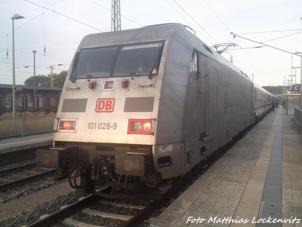 101 028-9 mit InterCity mit Ziel Ostseebad Binz im Bahnhof Bergen auf R�gen am 16.10.12