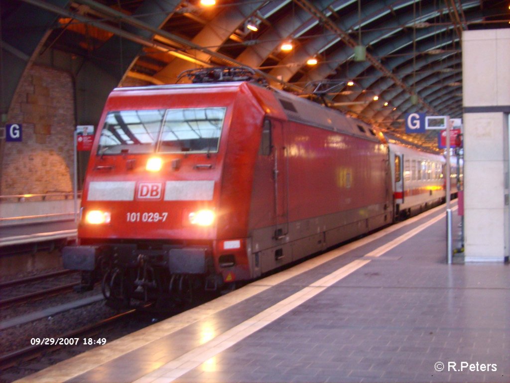 101 029-7 hat Berlin Ostbahnhof mit ein IC erreicht. 29.09.07