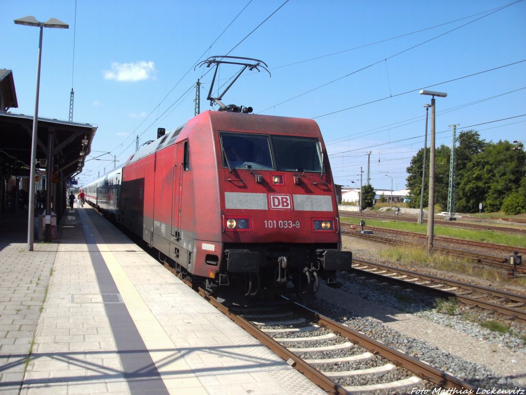 101 033-9 mit dem IC 2184 mit ziel Ostseebad Binz und am Ende 101 041-2 im Bahnhof Bergen auf R�gen