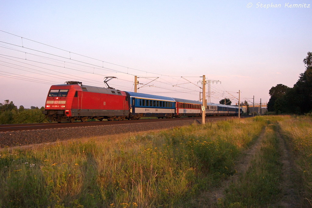 101 035-4 mit dem EC 2572 von Dresden Hbf nach Hamburg-Altona in Vietznitz. 30.07.2013