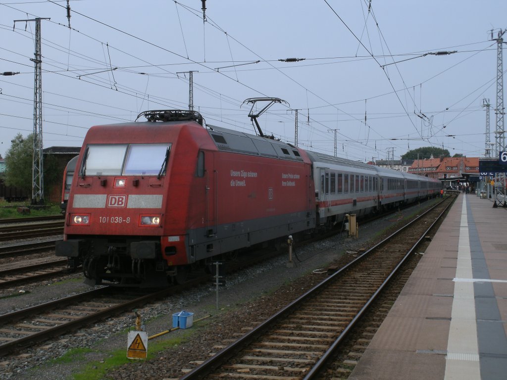 101 038 bespannte,am 03.September 2011,den IC Stralsund-Hamburg als Dieser noch in Stralsund stand.