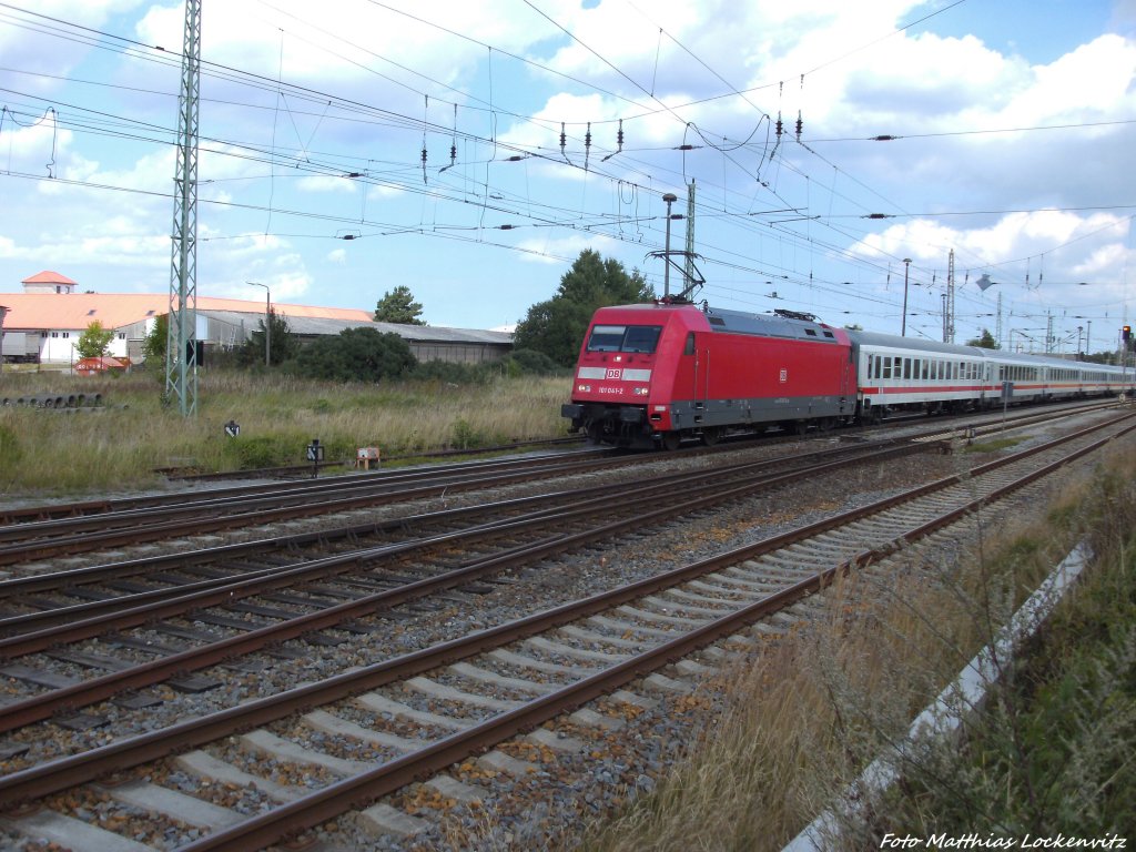 101 041-2 mit 101 033-9 als IC 2287 bei der Ausfahrt aus Bergen auf R�gen am 10.8.13