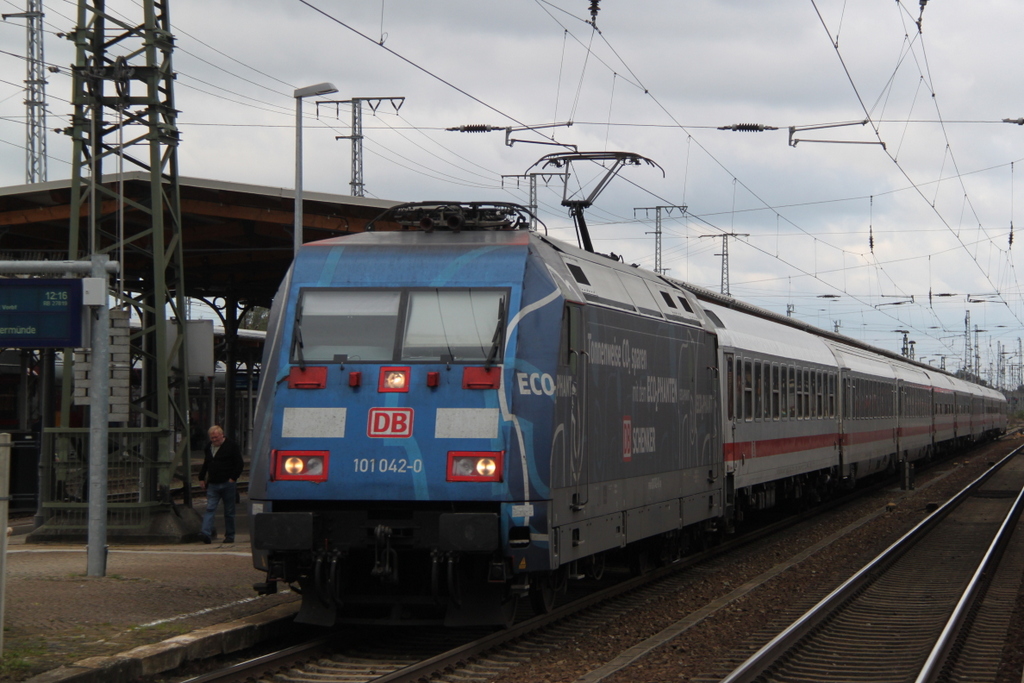 101 042-0 mit IC 2422 von Kln Hbf nach Wolgast kurz nach der Ankunft im Bahnhof Stendal.22.09.2012