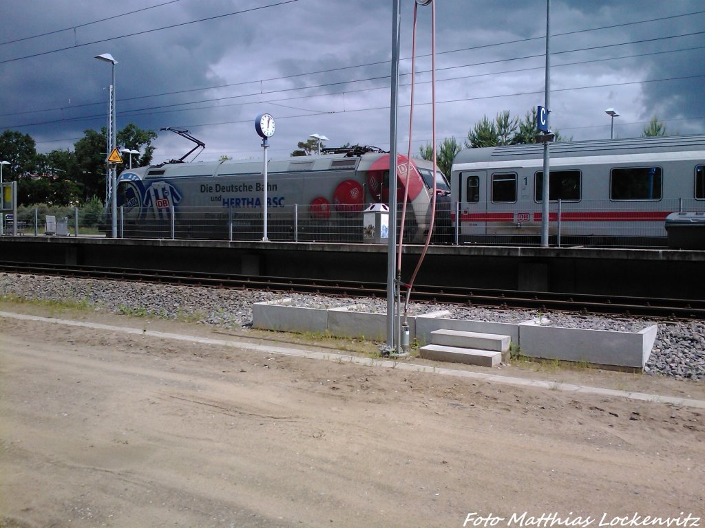 101 044 und am anderen Ende des Zuges BR 120 am InterCity (IV) im Bahnhof Ostseebad Binz am 27.6.13