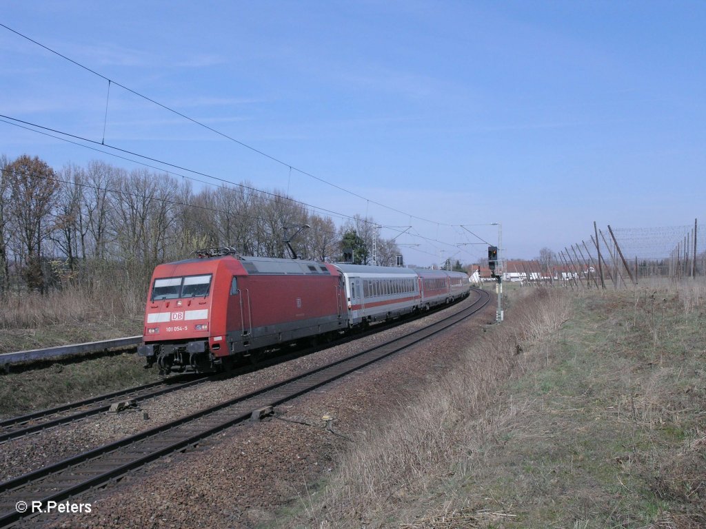 101 054-5 mit RE4011 Nrnberg - Mnchen bei Rohrbach. 24.03.11