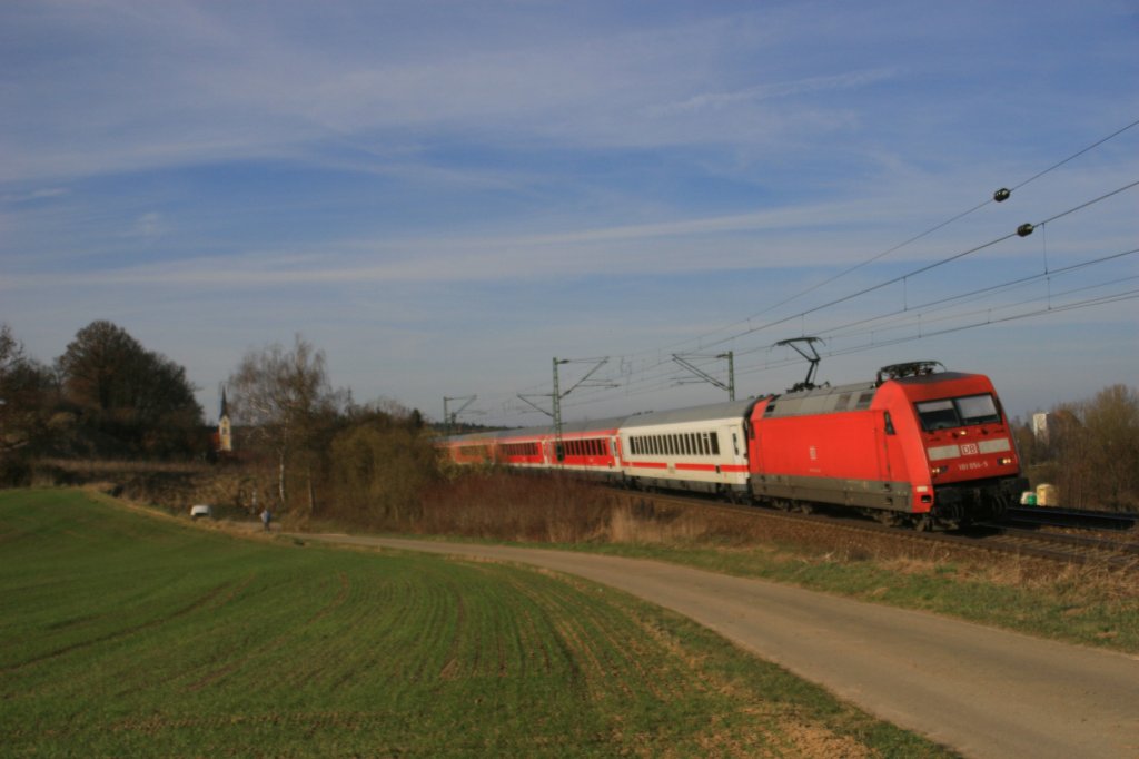 101 054-5 zieht den RE4015 nach Mnchen bei Fahlenbach. 24.03.11