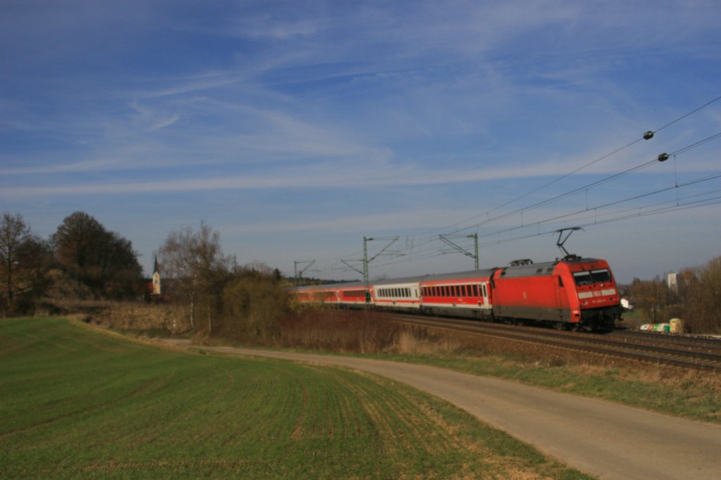 101 062-8 schiebt bei Fahlenbach den RE4014 nach Nrnberg. 24.03.11