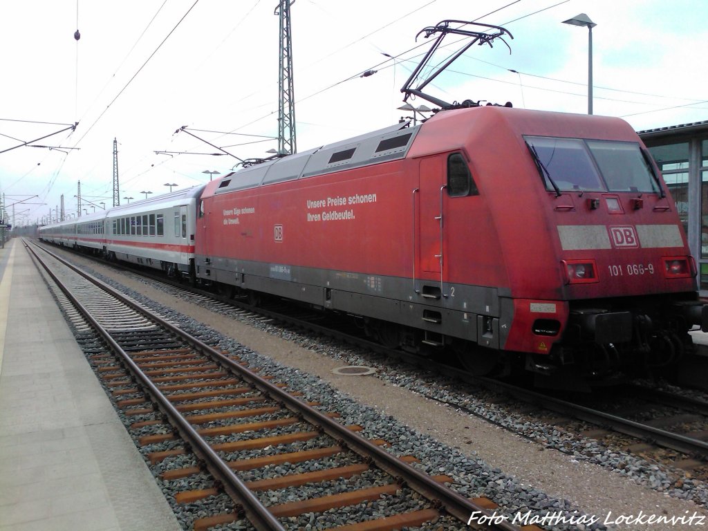 101 066-9 als Schlusslicht am Intercity in Bergen auf R�gen am 11.5.13