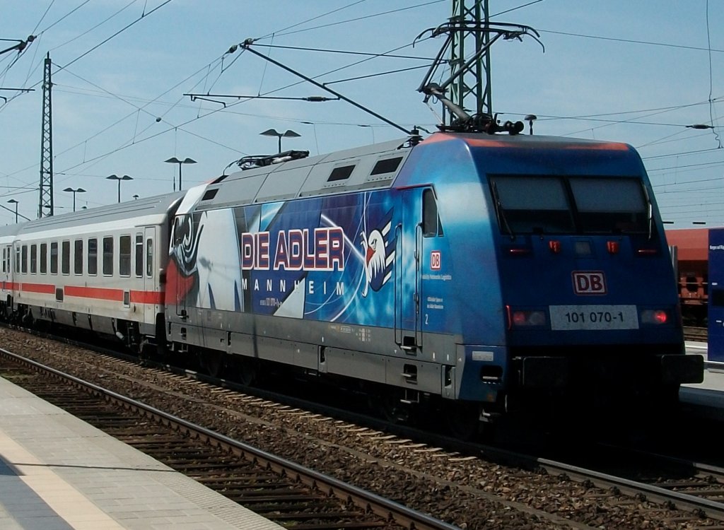 101 070 schob am 25.April 2010 den IC Binz-Frankfurt/Main aus den Bahnhof von Bergen/Rgen.