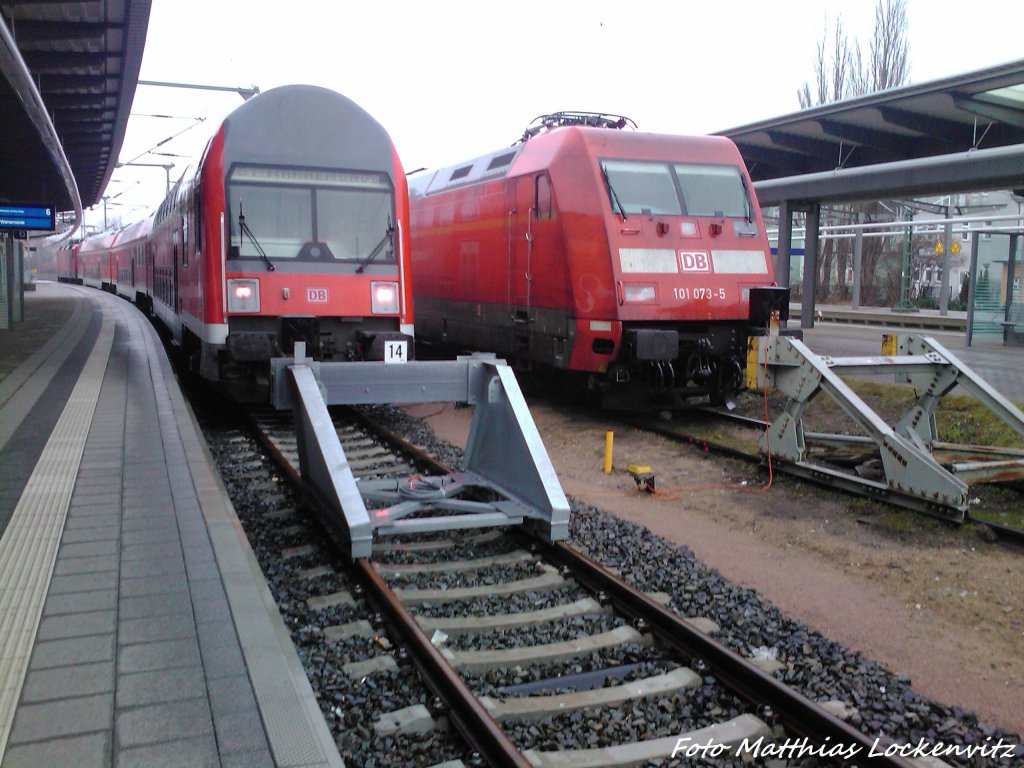 101 073-5 & S2 (Bestehend aus BR 143 + 3 Dostowagen) mit Ziel Warnem�nde im Bahnhof Rostock Hbf am 13.4.13